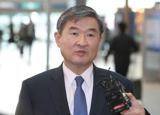 취재진 질문받는 조태용  조태용 국가안보실 제1차장이 16일 오전 인천공항에서 미국 출국에 앞서 취재진에게 질문을 받고 있다.      조태용 1차장을 단장으로 하는 대표단은 방문 기간 미국 대통령 인수위원회 인수위원, 트럼프 정부에 참여할 가능성이 있는 인사 등을 접촉할 예정이다.